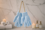 Gants bleus accrochés sur corde dorée – agrandis