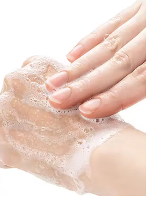 Mains avec mousse savon